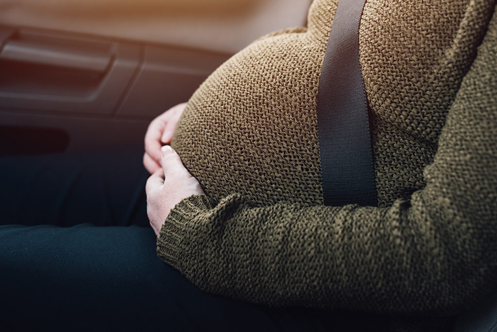 Cómo se deben poner el cinturón de seguridad las embarazadas
